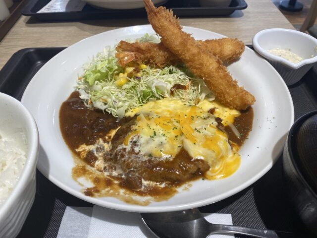 松のや併設店限定メニューのブラウンソースチーズハンバーグ海老フライ定食がめっちゃうまかった！